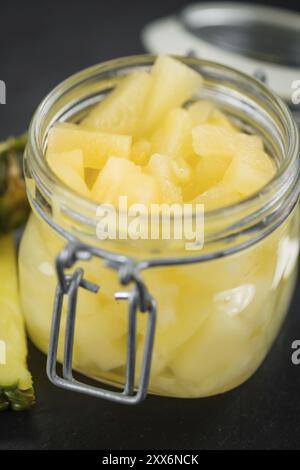 Teil der gehackten Ananas (erhalten) auf einem urigen Schiefer Tafel, selektiver Fokus, Nahaufnahme Stockfoto