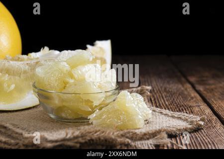 Frische Stücke von Pomelo (Nahaufnahme) auf Vintage-Hintergrund Stockfoto