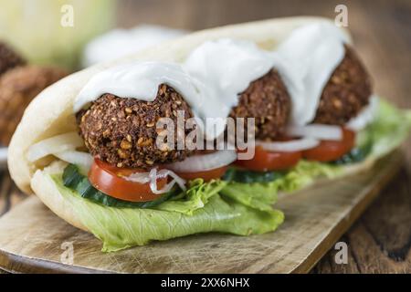 Falafel-Sandwich (Nahaufnahme) auf einem alten Holztisch Stockfoto