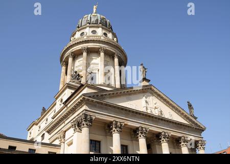 Detail des französischen Kuppels auf dem Gendarmenmarkt in Berlin. Die Kirche wurde von den Hugenotten zwischen 1701 und 1705 erbaut Stockfoto