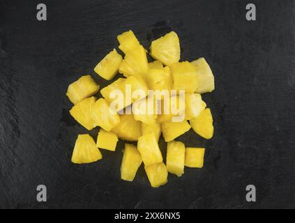 Teil der Ananas (geschnitten) auf einer rustikalen Schiefer Tafel, selektiver Fokus, Nahaufnahme Stockfoto