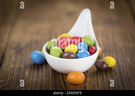 Frischen Cocolate beschichtet Erdnüsse auf einem vintage Hintergrund (Nahaufnahme) Stockfoto