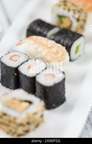 Etwas frisch zubereitetes Sushi (detaillierte Nahaufnahme, selektiver Fokus) Stockfoto