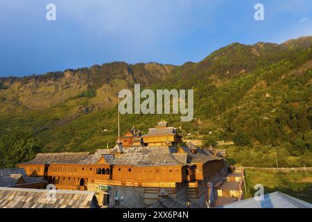 Das Dach des Bhimakali-Tempels, gelegen zwischen den Bergen des Himalaya in Sarahan, Himachal Pradesh, Indien, Asien Stockfoto