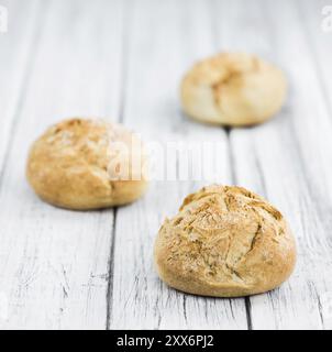 Frischen deutschen Brötchen auf einem vintage Hintergrund als detaillierte Nahaufnahme Stockfoto