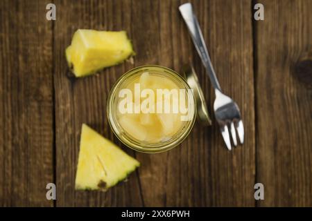 Frisch gemachte gehackte Ananas (konserviert) auf einem alten und rustikalen Holztisch, selektiver Fokus, Nahaufnahme Stockfoto