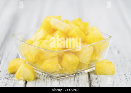 In Scheiben geschnittene Ananas auf rustikalen Holzmöbeln Hintergrund als Nahaufnahme Stockfoto