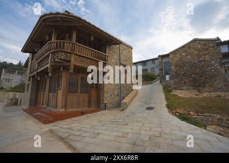 Ein traditionelles Backsteinhaus mit einem typisch geschwungenen Holzbalkon im Dorf Renai auf der Insel Nangan auf dem Matsu-Archipel in Taiwan Stockfoto