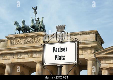 Straßenschild des Pariser Platzes vor dem Brandenburger Tor in Berlin Stockfoto