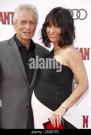 Michael Douglas und Evangeline Lilly bei der Uraufführung von Marvels „Ant-man“ am 29. Juni 2015 im Dolby Theatre in Hollywood, USA Stockfoto