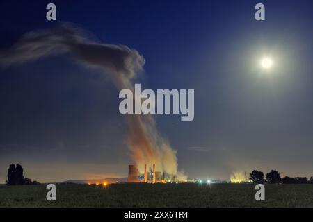 Nachtaufnahme des Kohlekraftwerks Niederaussem bei Vollmond Stockfoto