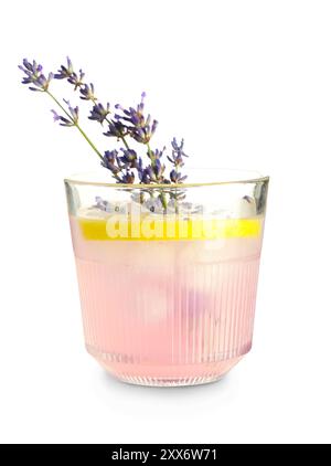 Glas frischer Lavendellimonade mit Blumen auf weißem Hintergrund Stockfoto