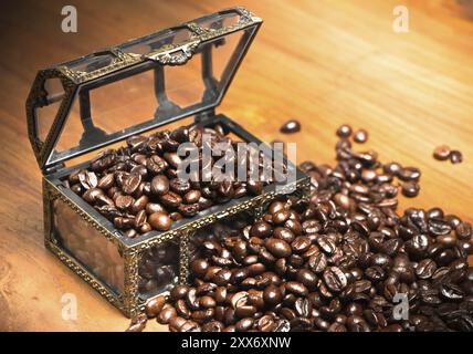 Kaffee Bohnen in der Truhe auf Teak Holz- Hintergrund Stockfoto