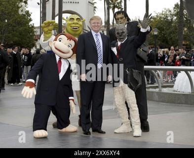 UNIVERSAL CITY, CA, 10. MÄRZ 2006: Donald Trump startet die sechste Staffel der Castingaufruf-Suche nach dem Auszubildenden in den Universal Studios Holly Stockfoto