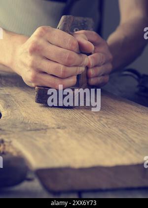 Holz arbeitet auf einer alten Eiche Plank, aus nächster Nähe erschossen, Tischlerei oder Schreinerei Hintergrund Stockfoto