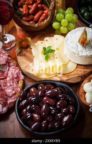 Antipasto und Catering-Platte mit verschiedenen Fleisch- und Käseprodukten Stockfoto