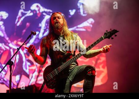 Porto, Portugal. August 2024. Igor Cavalera Jr. von der amerikanischen Heavy-Metal-Band Soufly tritt am 2. Tag des Musikfestivals Vilar de Mouros auf, das vom 21. Bis 24. August 2024 im Norden Portugals stattfindet. Quelle: SOPA Images Limited/Alamy Live News Stockfoto