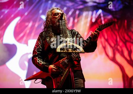 Porto, Portugal. August 2024. Max Cavalera von der amerikanischen Heavy-Metal-Band Soufly tritt am 2. Tag des Musikfestivals Vilar de Mouros auf, das vom 21. Bis 24. August 2024 im Norden Portugals stattfindet. Quelle: SOPA Images Limited/Alamy Live News Stockfoto