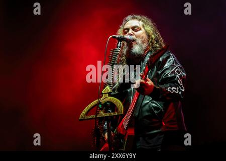 Porto, Portugal. August 2024. Max Cavalera von der amerikanischen Heavy-Metal-Band Soufly tritt am 2. Tag des Musikfestivals Vilar de Mouros auf, das vom 21. Bis 24. August 2024 im Norden Portugals stattfindet. Quelle: SOPA Images Limited/Alamy Live News Stockfoto