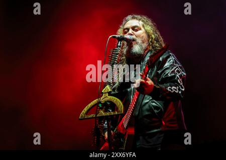 Porto, Portugal. August 2024. Max Cavalera von der amerikanischen Heavy-Metal-Band Soufly tritt am 2. Tag des Musikfestivals Vilar de Mouros auf, das vom 21. Bis 24. August 2024 im Norden Portugals stattfindet. (Foto: Diogo Baptista/SOPA Images/SIPA USA) Credit: SIPA USA/Alamy Live News Stockfoto