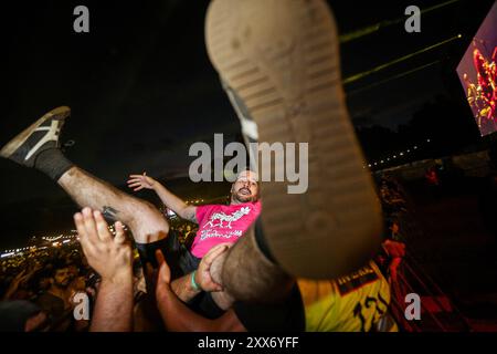 Porto, Portugal. August 2024. Soufly-Fans wurden während des Konzerts am 2. Tag des Musikfestivals Vilar de Mouros vom 21. Bis 24. August 2024 im Norden Portugals gesehen. (Foto: Diogo Baptista/SOPA Images/SIPA USA) Credit: SIPA USA/Alamy Live News Stockfoto