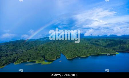 Aus der Vogelperspektive auf den Fluss Kwai und schwimmende Häuser in der Provinz Kanchanaburi, Thailand. Wunderschöner Blick auf schwimmende Cottages und grünen Wald entlang des Stockfoto