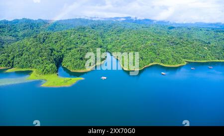 Aus der Vogelperspektive auf den Fluss Kwai und schwimmende Häuser in der Provinz Kanchanaburi, Thailand. Wunderschöner Blick auf schwimmende Cottages und grünen Wald entlang des Stockfoto