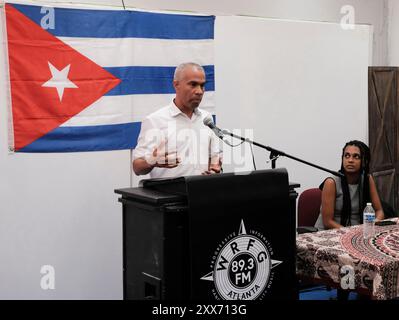 Atlanta, Georgia, USA. August 2024. Der stellvertretende Missionschef der Botschaft der Republik Kuba Alejandro Garcia Del Toro und die zweite Sekretärin Gabriela Castillo Rodriguez sprechen während eines Besuchs in den Vereinigten Staaten mit einer Gruppe von Organisatoren, Aktivisten und Vertretern verschiedener Atlanta-Organisationen. (Kreditbild: © John Arthur Brown/ZUMA Press Wire) NUR REDAKTIONELLE VERWENDUNG! Nicht für kommerzielle ZWECKE! Stockfoto