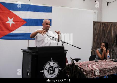 Atlanta, Georgia, USA. August 2024. Der stellvertretende Missionschef der Botschaft der Republik Kuba Alejandro Garcia Del Toro und die zweite Sekretärin Gabriela Castillo Rodriguez sprechen während eines Besuchs in den Vereinigten Staaten mit einer Gruppe von Organisatoren, Aktivisten und Vertretern verschiedener Atlanta-Organisationen. (Kreditbild: © John Arthur Brown/ZUMA Press Wire) NUR REDAKTIONELLE VERWENDUNG! Nicht für kommerzielle ZWECKE! Stockfoto