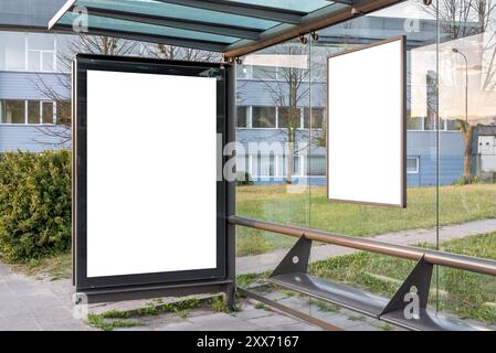 Zwei Modelle von Werbetafeln im Freien an Einer Bushaltestelle. Ein leeres Poster wird auf Einer Stadtstraße angezeigt Stockfoto