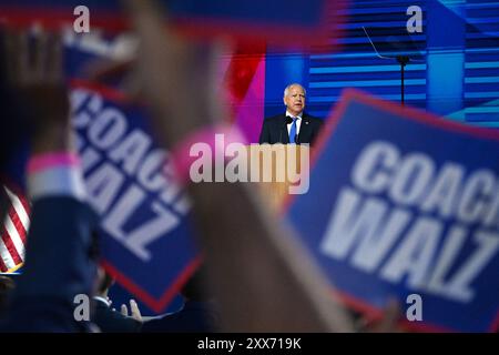 Peking, USA. August 2024. Tim Walz, Gouverneur von Minnesota, spricht auf der Democratic National Convention in Chicago, USA, am 21. August 2024. Tim Walz, Gouverneur von Minnesota, nahm offiziell die Nominierung der Demokratischen Partei zum Vizepräsidenten auf der Demokratischen Nationalversammlung (DNC) an, die hier am Mittwochabend stattfand. Quelle: Li Rui/Xinhua/Alamy Live News Stockfoto