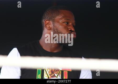 Mexiko-Stadt, Mexiko. August 2024. Der US-amerikanische Boxer Floyd Mayweather Jr., ehemaliger Weltmeister, während eines für die Öffentlichkeit zugänglichen Trainings im Parque Bicentenario, vor der Ausstellung Kampf gegen John Gotti III. Am 22. August 2024 in Mexiko-Stadt. (Foto: Carlos Santiago/ Credit: Eyepix Group/Alamy Live News Stockfoto