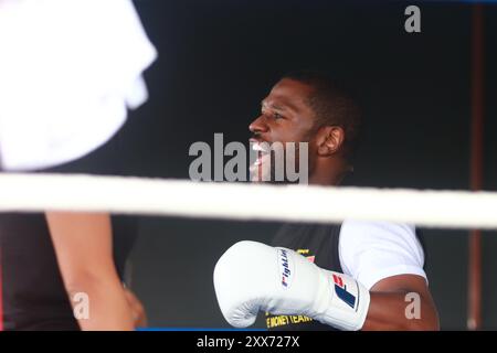 Mexiko-Stadt, Mexiko. August 2024. Der US-amerikanische Boxer Floyd Mayweather Jr., ehemaliger Weltmeister, während eines für die Öffentlichkeit zugänglichen Trainings im Parque Bicentenario, vor der Ausstellung Kampf gegen John Gotti III. Am 22. August 2024 in Mexiko-Stadt. (Foto: Carlos Santiago/ Credit: Eyepix Group/Alamy Live News Stockfoto