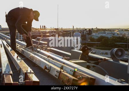 NORFOLK, Virginia (22. August 2024) Hull Technician 2nd Class Dillon Wilhere (links) aus Ashley, Kentucky, und Machinery Repairman 2nd Class Carzelle Elicke aus Chicago, fahren auf See in eine Schlange und ankern Details an Bord des größten Flugzeugträgers der worldÕs, USS Gerald R. Ford (CVN 78), 22. August 2024. Die USS Gerald R. Ford (CVN 78) ist das Flaggschiff der Gerald R. Ford Carrier Strike Group. Der Flugzeugträger ist im Atlantik unterwegs, um während seiner Grundphase der optimierten Flottenreaktion Kernkompetenzen und -Fähigkeiten wie Treibstoffzertifizierung und Munitionsaufladung weiterzuentwickeln Stockfoto