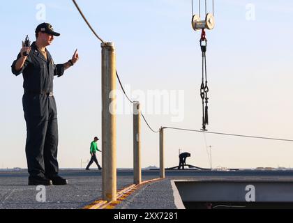 NORFOLK, Va. (22. August 2024) Luftfahrt BoatswainÕs Mate (Handling) 2. Klasse Tristan Wyns aus Warwick, Rhode Island, signalisiert, einen Flugzeugaufzug auf See zu heben und Details an Bord des größten Flugzeugträgers der worldÕs, USS Gerald R. Ford (CVN 78), 22. August 2024 zu verankern. Die USS Gerald R. Ford (CVN 78) ist das Flaggschiff der Gerald R. Ford Carrier Strike Group. Der Flugzeugträger ist im Atlantik unterwegs, um während seiner Grundphase des optimierten Flottenreaktionsplans Kernkompetenzen und -Fertigkeiten wie die Zertifizierung von Treibstoffen und das Aufladen von Munition weiterzuentwickeln. (Foto der US Navy b Stockfoto