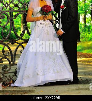 Brautpaar, glückliche romantische Braut und Bräutigam, Brautpaar, glückliche romantische Braut und Bräutigam in Liebe, Hochzeitstag, Braut, Brautpaar, Kleid, Stockfoto