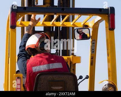 NORFOLK, Virginia (22. August 2024) Aviation Boatswain's Mate (Handling) Airman Angelina Jasso aus El Paso, Texas, stellt die Sicherheitsnetze des Flugdecks mit einem Gabelstapler auf, 22. August 2024. Die USS Gerald R. Ford (CVN 78) ist das Flaggschiff der Gerald R. Ford Carrier Strike Group. Der Flugzeugträger ist im Atlantik unterwegs, um während seiner Grundphase des optimierten Flottenreaktionsplans Kernkompetenzen und -Fertigkeiten wie die Zertifizierung von Treibstoffen und das Aufladen von Munition weiterzuentwickeln. (Foto der US Navy von Seaman Tajh Payne, Spezialist für Massenkommunikation) Stockfoto