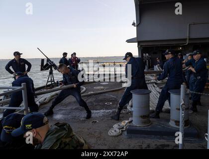 NORFOLK, Virginia (22. August 2024) Seeleute, die der Deck-Abteilung zugewiesen sind, heben während des Meeres eine Linie auf dem Fantail und ankern Details an Bord des weltweit größten Flugzeugträgers, USS Gerald R. Ford (CVN 78), 22. August 2024. Die USS Gerald R. Ford (CVN 78) ist das Flaggschiff der Gerald R. Ford Carrier Strike Group. Der Flugzeugträger ist im Atlantik unterwegs, um während seiner Grundphase des optimierten Flottenreaktionsplans Kernkompetenzen und -Fertigkeiten wie die Zertifizierung von Treibstoffen und das Aufladen von Munition weiterzuentwickeln. (Foto der US Navy von Thomas Steiner, Spezialist für Massenkommunikation, 3. Klasse) Stockfoto