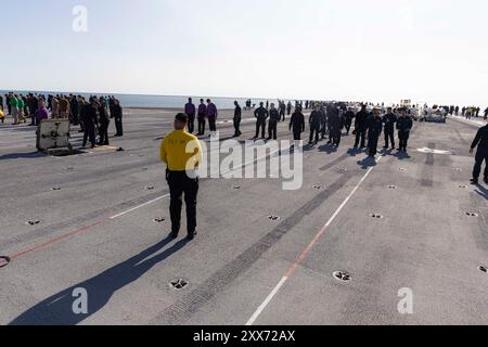 NORFOLK, Virginia (22. August 2024) Seeleute, die dem größten Flugzeugträger der Welt, USS Gerald R. Ford (CVN 78), zugeordnet sind, inspizieren das Flugdeck während eines Rundgangs über Fremdkörper (FOD) am 22. August 2024. Die USS Gerald R. Ford (CVN 78) ist das Flaggschiff der Gerald R. Ford Carrier Strike Group. Der Flugzeugträger ist im Atlantik unterwegs, um während seiner Grundphase des optimierten Flottenreaktionsplans Kernkompetenzen und -Fertigkeiten wie die Zertifizierung von Treibstoffen und das Aufladen von Munition weiterzuentwickeln. (Foto der US Navy von Seaman Tajh Payne, Spezialist für Massenkommunikation) Stockfoto