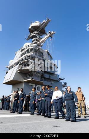 NORFOLK, Virginia (22. August 2024) Seeleute, die dem größten Flugzeugträger der Welt, USS Gerald R. Ford (CVN 78), zugeordnet sind, inspizieren das Flugdeck während eines Rundgangs über Fremdkörper (FOD) am 22. August 2024. Die USS Gerald R. Ford (CVN 78) ist das Flaggschiff der Gerald R. Ford Carrier Strike Group. Der Flugzeugträger ist im Atlantik unterwegs, um während seiner Grundphase des optimierten Flottenreaktionsplans Kernkompetenzen und -Fertigkeiten wie die Zertifizierung von Treibstoffen und das Aufladen von Munition weiterzuentwickeln. (Foto der US Navy von Seaman Tajh Payne, Spezialist für Massenkommunikation) Stockfoto