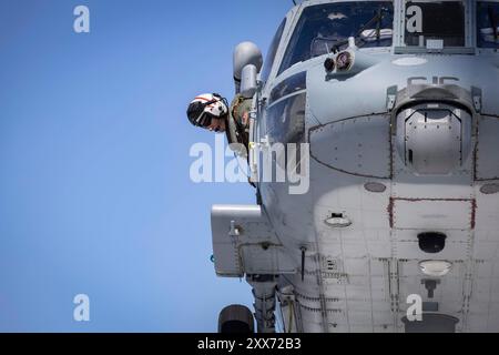 NORFOLK, Va. (22. August 2024) eine MH-60S Seahawk, die an die „Tridents“ der Helicopter Sea Combat Squadron (HSC) 9 angeschlossen ist, schweben während eines Passagiertransfers am 22. August 2024 über dem Flugdeck des größten Flugzeugträgers der worldÕs, USS Gerald R. Ford (CVN 78). Die USS Gerald R. Ford ist das Flaggschiff der Gerald R. Ford Carrier Strike Group. Der Flugzeugträger ist im Atlantik unterwegs, um während seiner Grundphase des optimierten Flottenreaktionsplans Kernkompetenzen und -Fertigkeiten wie die Zertifizierung von Treibstoffen und das Aufladen von Munition weiterzuentwickeln. (US Navy Foto von Mass Communication S Stockfoto