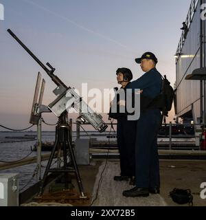NORFOLK, Va. (22. August 2024) Aviation Ordnanceman Airman Elijah Mendoza, links aus Lubbock, Texas, und Aviation Ordnanceman 3rd Class Josue Mendieta, aus Miami, man ein Maschinengewehr des Kalibers .50 auf dem Fantail auf See und Ankerdetails an Bord des weltweit größten Flugzeugträgers, USS Gerald R. Ford (CVN 78), 22. August 2024. Die USS Gerald R. Ford (CVN 78) ist das Flaggschiff der Gerald R. Ford Carrier Strike Group. Der Flugzeugträger ist im Atlantik unterwegs, um während seiner Grundphase t Kernkompetenzen und -Fähigkeiten wie die Zertifizierung von Treibstoffen und das Aufladen von Munition weiterzuentwickeln Stockfoto