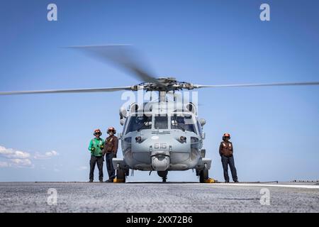 NORFOLK, Va. (22. August 2024) Eine MH-60S Seahawk, die an die „Tridents“ der Helicopter Sea Combat Squadron (HSC) 9 angeschlossen ist, bereitet sich auf den Start vom Flugdeck des größten Flugzeugträgers der worldÕs, USS Gerald R. Ford (CVN 78), während eines Passagiertransfers am 22. August 2024 vor. Die USS Gerald R. Ford ist das Flaggschiff der Gerald R. Ford Carrier Strike Group. Der Flugzeugträger ist im Atlantik unterwegs, um während seiner Grundphase des optimierten Flottenreaktionsplans Kernkompetenzen und -Fertigkeiten wie die Zertifizierung von Treibstoffen und das Aufladen von Munition weiterzuentwickeln. (U.S. Navy Foto von Mass com Stockfoto