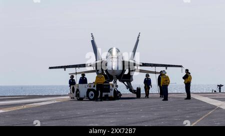 NORFOLK, Va. (22. August 2024) Seeleute, die an Bord des größten Flugzeugträgers der Welt, USS Gerald R. Ford, (CVN 78), der Luftwaffe zugeteilt wurden, transportieren am 22. August 2024 ein Trainingsflugzeug zur Schadenskontrolle auf dem Flugdeck. Die USS Gerald R. Ford ist das Flaggschiff der Gerald R. Ford Carrier Strike Group. Der Flugzeugträger ist im Atlantik unterwegs, um während seiner Grundphase des optimierten Flottenreaktionsplans Kernkompetenzen und -Fertigkeiten wie die Zertifizierung von Treibstoffen und das Aufladen von Munition weiterzuentwickeln. (Foto der US Navy von Mass Communication Specialist 2nd Class Maxwell Orlosky) Stockfoto