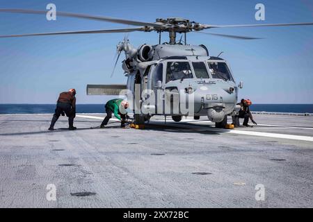 NORFOLK, Va. (22. August 2024) eine MH-60S Seahawk, die der „Tridents“ der Helicopter Sea Combat Squadron (HSC) 9 angehört, landet während eines Passagiertransfers am 22. August 2024 auf dem Flugdeck des größten Flugzeugträgers der worldÕs, USS Gerald R. Ford (CVN 78). Die USS Gerald R. Ford ist das Flaggschiff der Gerald R. Ford Carrier Strike Group. Der Flugzeugträger ist im Atlantik unterwegs, um während seiner Grundphase des optimierten Flottenreaktionsplans Kernkompetenzen und -Fertigkeiten wie die Zertifizierung von Treibstoffen und das Aufladen von Munition weiterzuentwickeln. (US Navy Foto von Mass Communication Speci Stockfoto