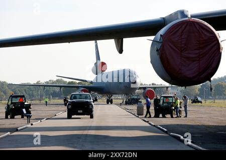 Die KC-10A Extender ist ein Tanker- und Frachtflugzeug der US Air Force, dessen Hauptaufgabe die Luftbetankung ist. Innerhalb derselben Mission kann die KC-10 Flugzeuge der US- und Koalitionstruppen entweder mit einem Schlauch- und Drogue-Tanksystem oder einem fortschrittlichen Lufttankarm betanken. KC-10 kann auch von einem anderen KC-10A oder einem KC-135 betankt werden. Das Flugzeug ist so konfiguriert, dass es gleichzeitig militärische Fracht und Personal befördern kann. Seit 1981 ist die KC-10 ein wichtiger Teil der Luftansaugung in Zeiten von Krieg und Frieden und verbessert die globale Mobilität der US-Streitkräfte. Die Anzeige KC-10A, Stockfoto