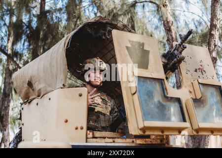 US-Soldaten mit Bravo Kompanie, 1. Bataillon, 112. Infanterieregiment, 56. Stryker Brigade Combat Team, die als Teil der Task Force Paxton nach Afrika eingesetzt wurden, bereiten sich auf eine Patrouille vor, um sich mit lokalen Dorfbewohnern in Kenia zu treffen, am 26. Juli 2024. (Foto der Nationalgarde der US-Armee von Stabsleiter Jonathan Campbell) Stockfoto