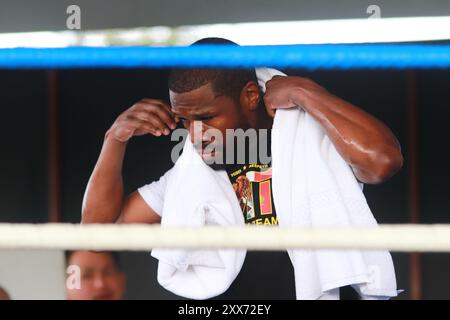 Mexiko-Stadt, Ciudad de Mexico, Mexiko. August 2024. Der US-amerikanische Boxer Floyd Mayweather Jr., ehemaliger Weltmeister, während eines für die Öffentlichkeit zugänglichen Trainings im Parque Bicentenario, vor der Ausstellung Kampf gegen John Gotti III. Am 22. August 2024 in Mexiko-Stadt. (Kreditbild: © Carlos Santiago/eyepix via ZUMA Press Wire) NUR REDAKTIONELLE VERWENDUNG! Nicht für kommerzielle ZWECKE! Stockfoto