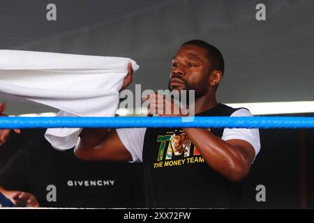 Mexiko-Stadt, Ciudad de Mexico, Mexiko. August 2024. Der US-amerikanische Boxer Floyd Mayweather Jr., ehemaliger Weltmeister, während eines für die Öffentlichkeit zugänglichen Trainings im Parque Bicentenario, vor der Ausstellung Kampf gegen John Gotti III. Am 22. August 2024 in Mexiko-Stadt. (Kreditbild: © Carlos Santiago/eyepix via ZUMA Press Wire) NUR REDAKTIONELLE VERWENDUNG! Nicht für kommerzielle ZWECKE! Stockfoto