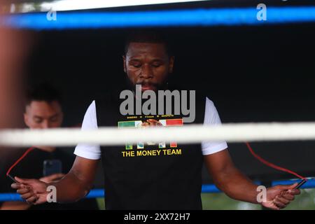 Mexiko-Stadt, Mexiko. August 2024. Der US-amerikanische Boxer Floyd Mayweather Jr., ehemaliger Weltmeister, während eines für die Öffentlichkeit zugänglichen Trainings im Parque Bicentenario, vor der Ausstellung Kampf gegen John Gotti III. Am 22. August 2024 in Mexiko-Stadt. (Foto: Carlos Santiago/Eyepix Group/SIPA USA) Credit: SIPA USA/Alamy Live News Stockfoto